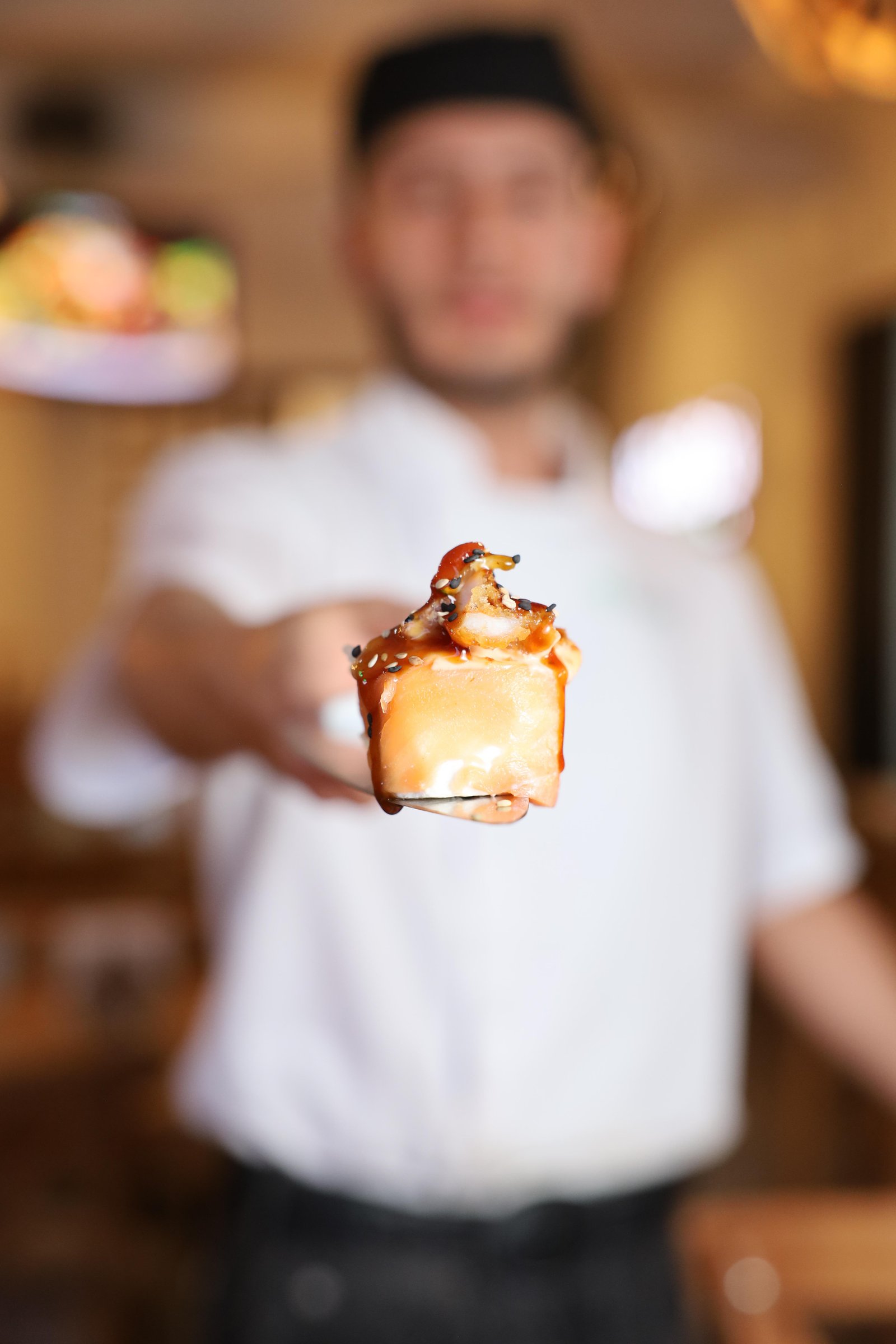 Chef de SukiDai presentando un platillo