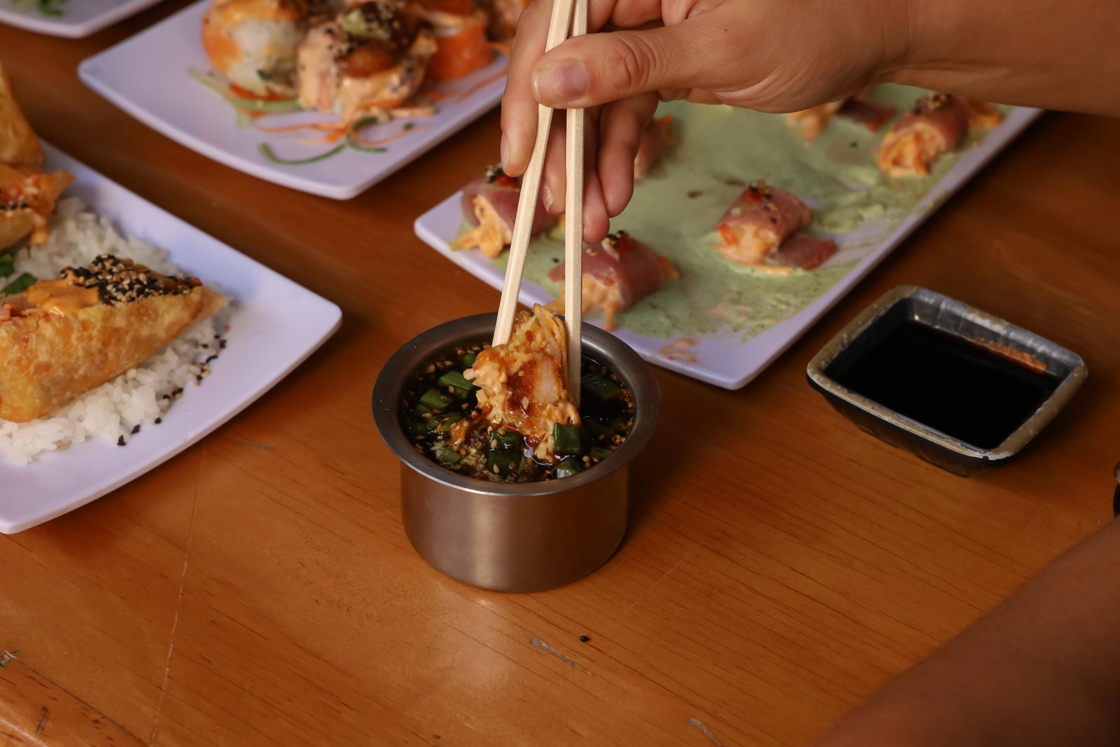 Sushi con dipping de soya
